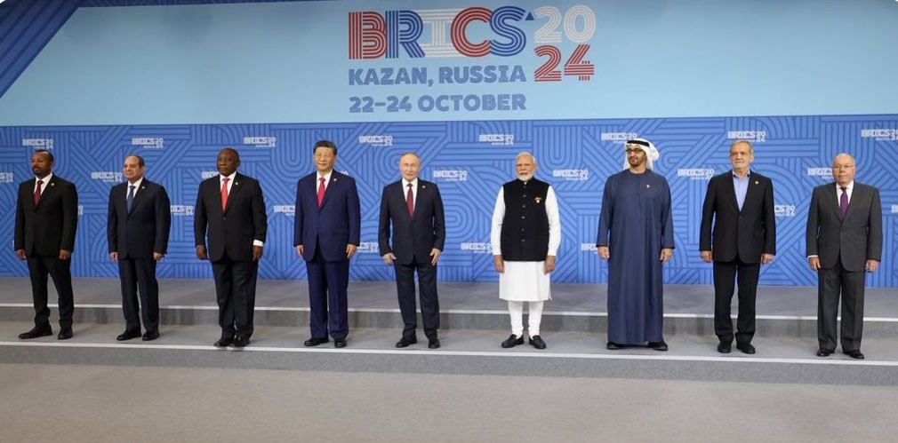 nachomdeo's tweet photo. Maduro viajó a la cumbre de los BRICS pero nadie lo tuvo en cuenta. Brasil bloqueó su ingreso y no fue invitado a la foto oficial
Pero, en compensación, fue la estrella de la cumbre de los FREAKS https://t.co/RypGK6peSs
