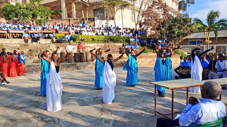 Gahunda yo gutanga ibiganiro by'Ubumwe n'Ubudaheranwa mu Karere irakomeje aho amashuri abanza n’ayisumbuye yo mu Karere guhera kuwa 21 -31/10/2024 harimo gutangwa ibiganiro ku nsanganyamatsiko "Indangagaciro na Kirazira, isoko y’Ubumwe n’Ubudaheranwa by’Abanyarwanda" 1/2
