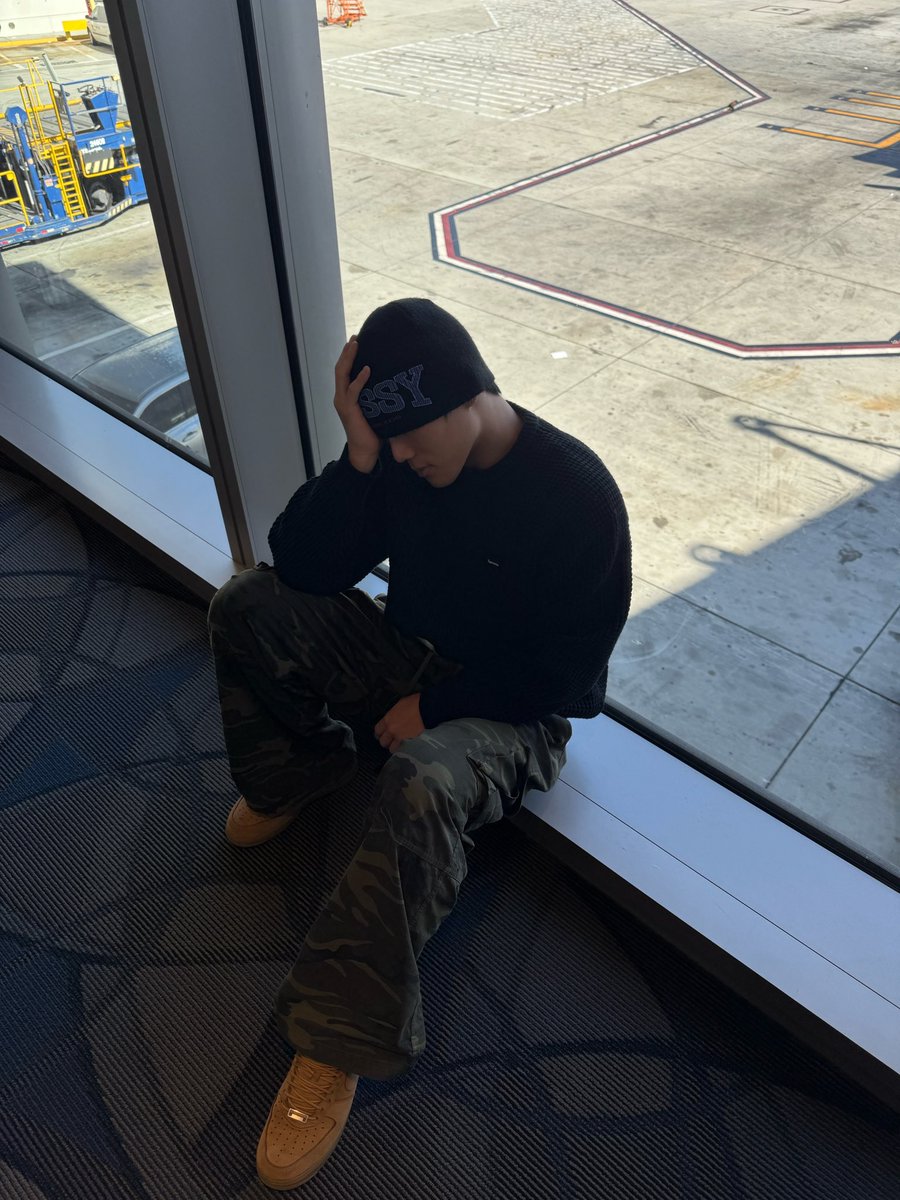 junseosluv's tweet photo. me because dark strange tour is over😓 https://t.co/seqUJa3682