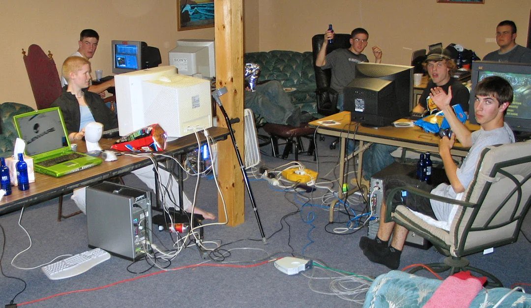 OldInternetFeel's tweet photo. LAN party https://t.co/DJyLo0H3F7