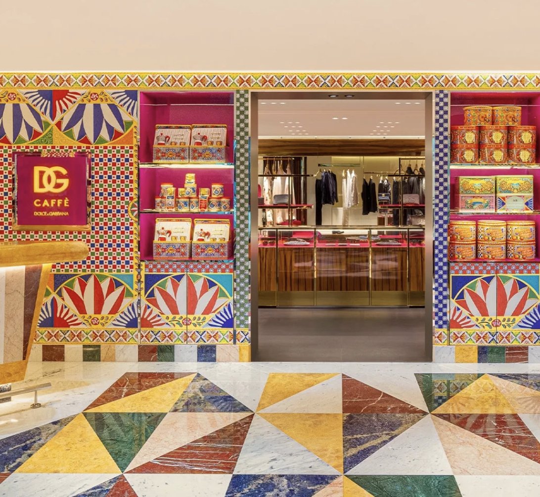 timike547's tweet photo. Step into Dolce &amp; Gabbana’s Shanghai café for an exclusive blend of high fashion and gourmet Italian delights. A true fusion of East meets West! 🌍✨ #DGShanghai #LuxuryDining https://t.co/quB19414yS