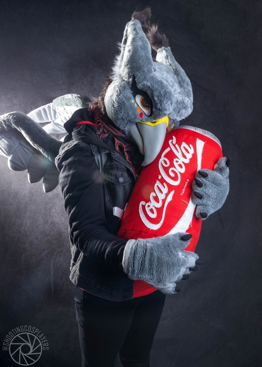 Holding tight to the baby! 

📷: ShootingCosplays (FB) 
#FursuitFriday