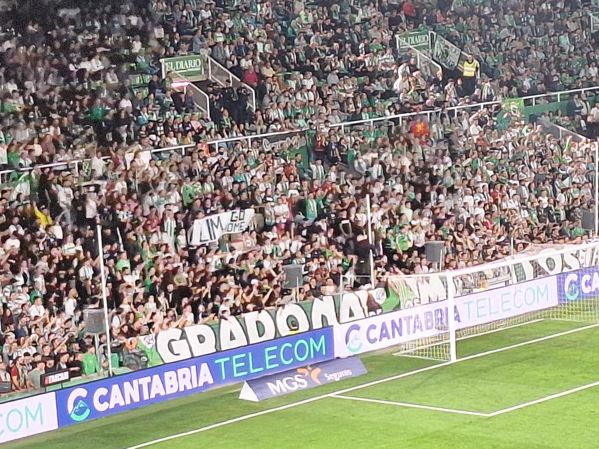 🚨AHORA MISMO, en El Sardinero, durante el Racing-Córdoba: 

🟡 Pancarta con el lema ‘LIM GO HOME’ en uno de los fondos del estadio racinguista. 

🦇⚪️🟢 La afición cántabra se solidariza con el sufrimiento del valencianismo.