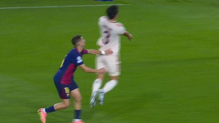 elchiringuitotv's tweet image. 🚨 ¡POLÉMICA EN MONTJUIC!  🚨 

⁉️ ¿Falta previa de Fermín en el gol de Lewandowski?