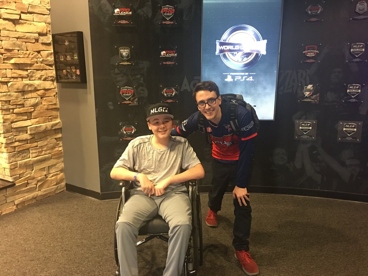 itzpentt's tweet photo. 04/29/2017 i met the greatest call of duty player of all time, and today he announced he is going to let all the other kids try to be as him. congratulations on one hell of a career and thank you for all the great memories @Clayster https://t.co/4Q3b4Z4KjE