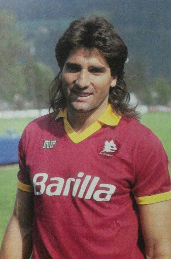 StefanoPulcini's tweet photo. La maglia 87/88 vola ai quarti di finale con L’auradi Renato Portaluppi.  Sono sicuro che sia una delle preferite di @Fil_Biafora vero Fil? Proseguiamo con #lamagliapiubella #AsRoma e una nuova appassionante sfida! https://t.co/ZQYCuRzotB