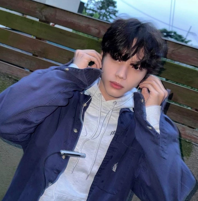 AboutMusicYT's tweet photo. SM Entertainment reveals two new male trainees. https://t.co/ZOek6QM0NL