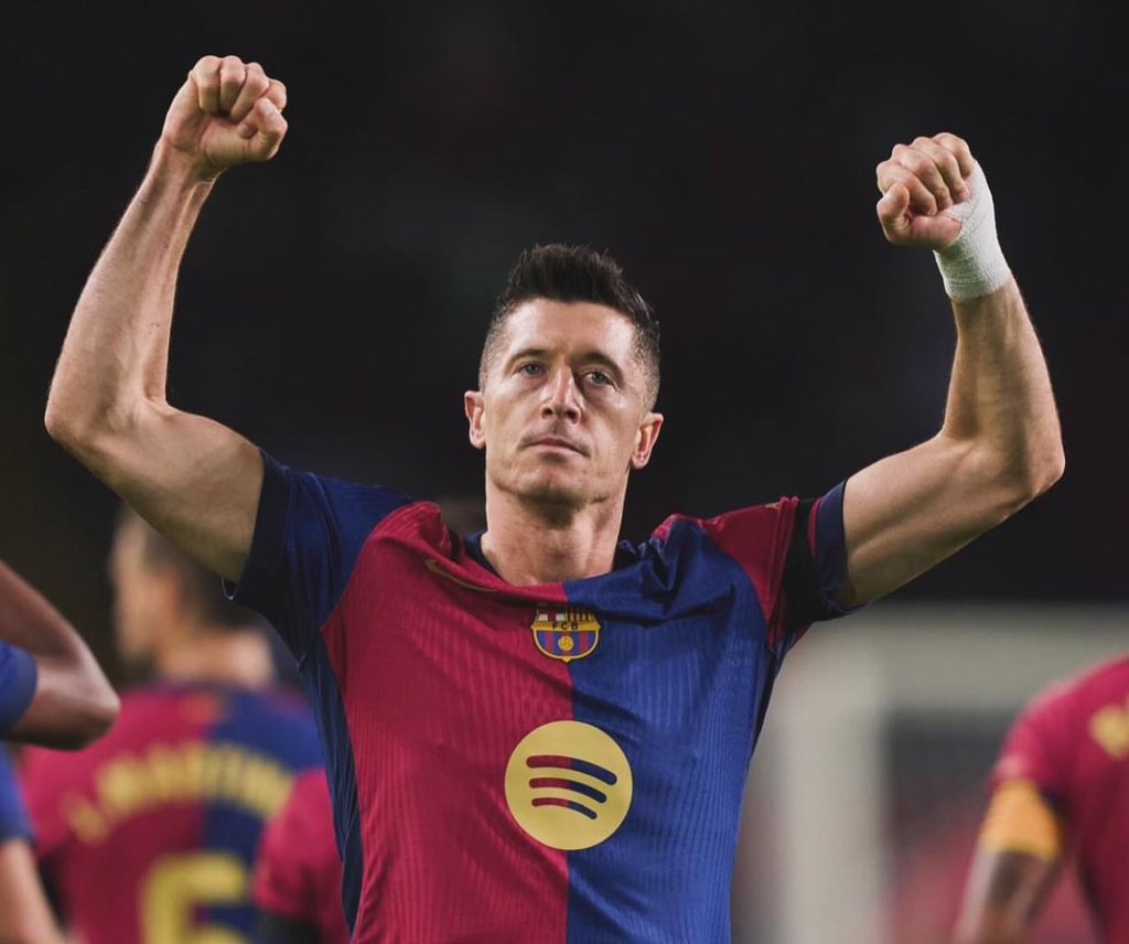 FabrizioRomano's tweet photo. 🔵🔴 Robert Lewandowski scores against his former club Bayern, 3 goals in 3 Champions League games…

…and 15 goals in 13 games in all competitions. https://t.co/3gAvEfJZVI