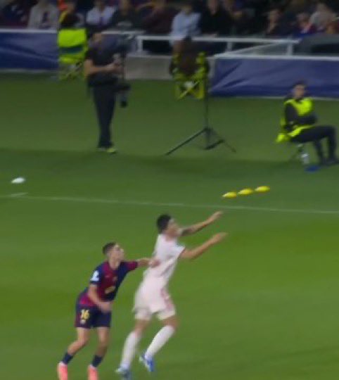 pacogcaridad's tweet photo. La falta de Fermin previa al gol del Barça. Imaginen que es Valverde a Yamal en el Bernabéu el próximo sábado en dl derbi. Es una vergüenza! https://t.co/yZpNVqquwv
