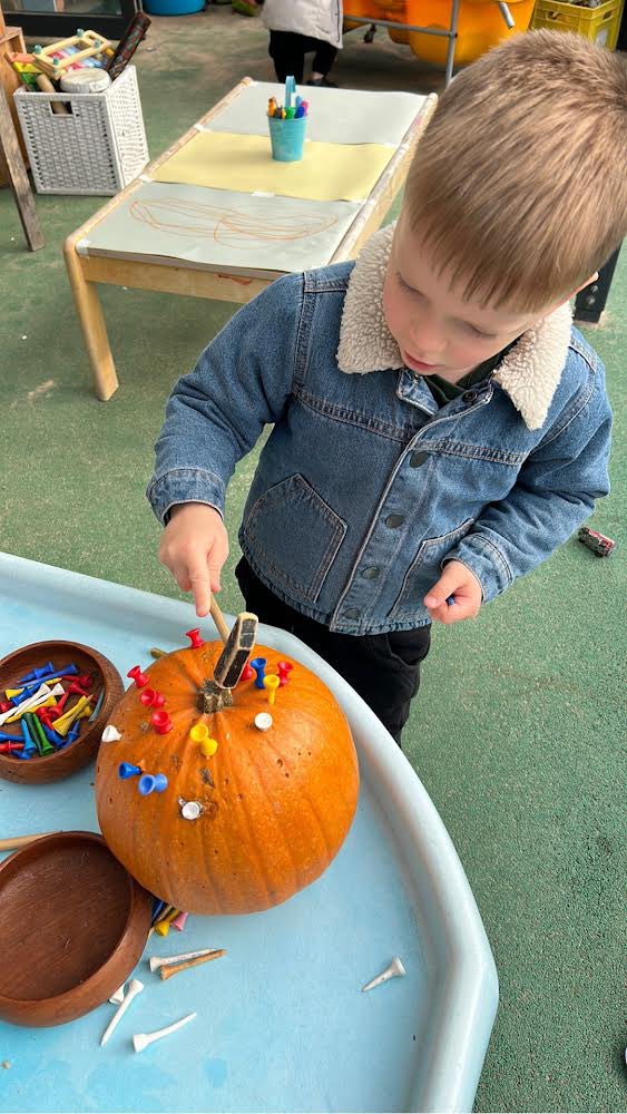 HurstParkSchool's tweet photo. π Pumpkin Week in Nursery! π We counted our pumpkins using 5 frames and used hammers to create fun designs with golf tees. π¨ Then, we opened them up to discover whatβs inside! π§‘ #EYFSlearning @LEOacademies @LEOearlyyears #WeAreLEOπ¦ https://t.co/HnA64mQbMp