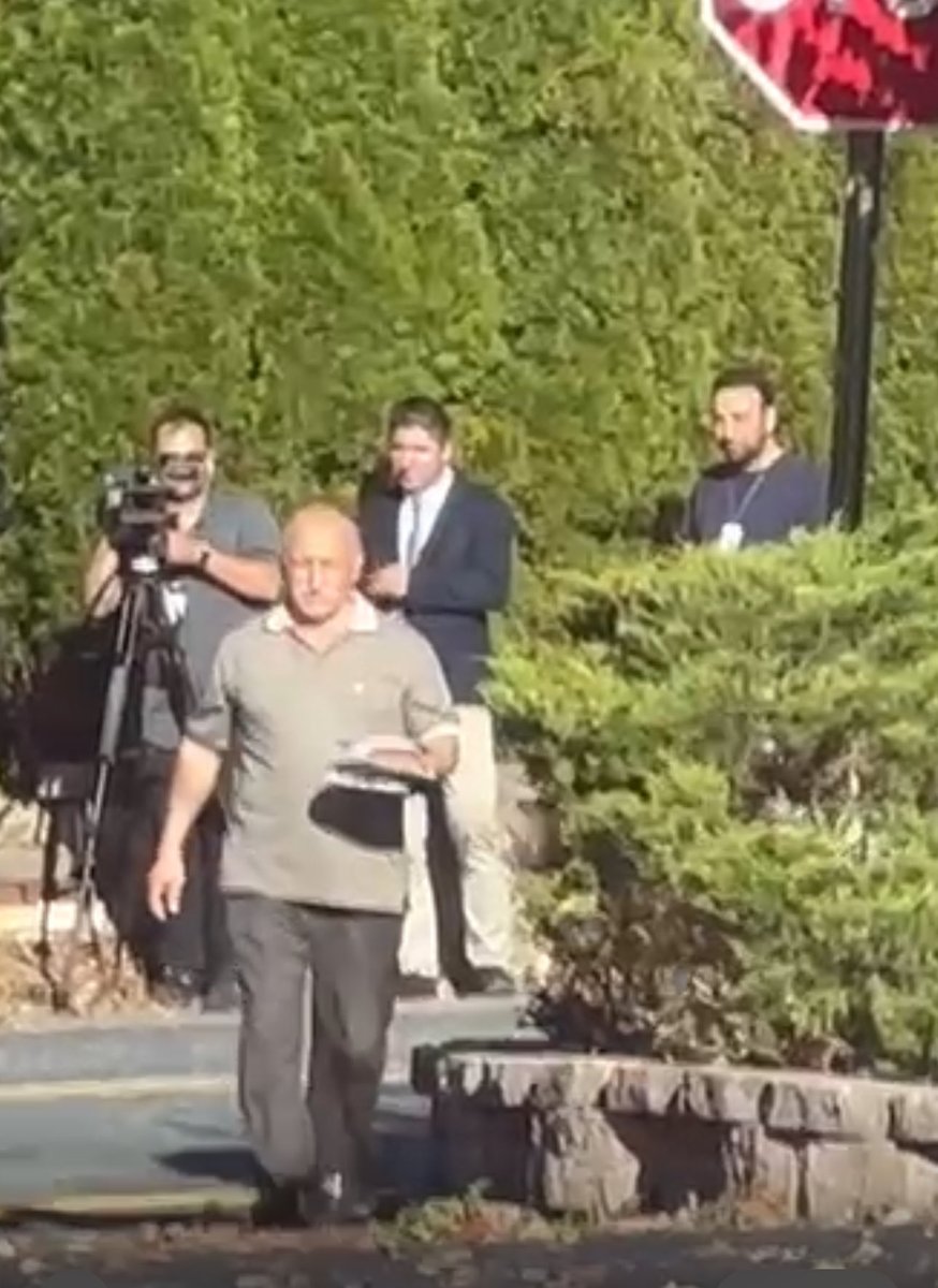 Fethullah Gülen’in cenazesi için hazırlıklar sürerken Havuz medyası da Kamp önünde. 

Kamp yönetimi muhabirlere ikramda bulunmuş.