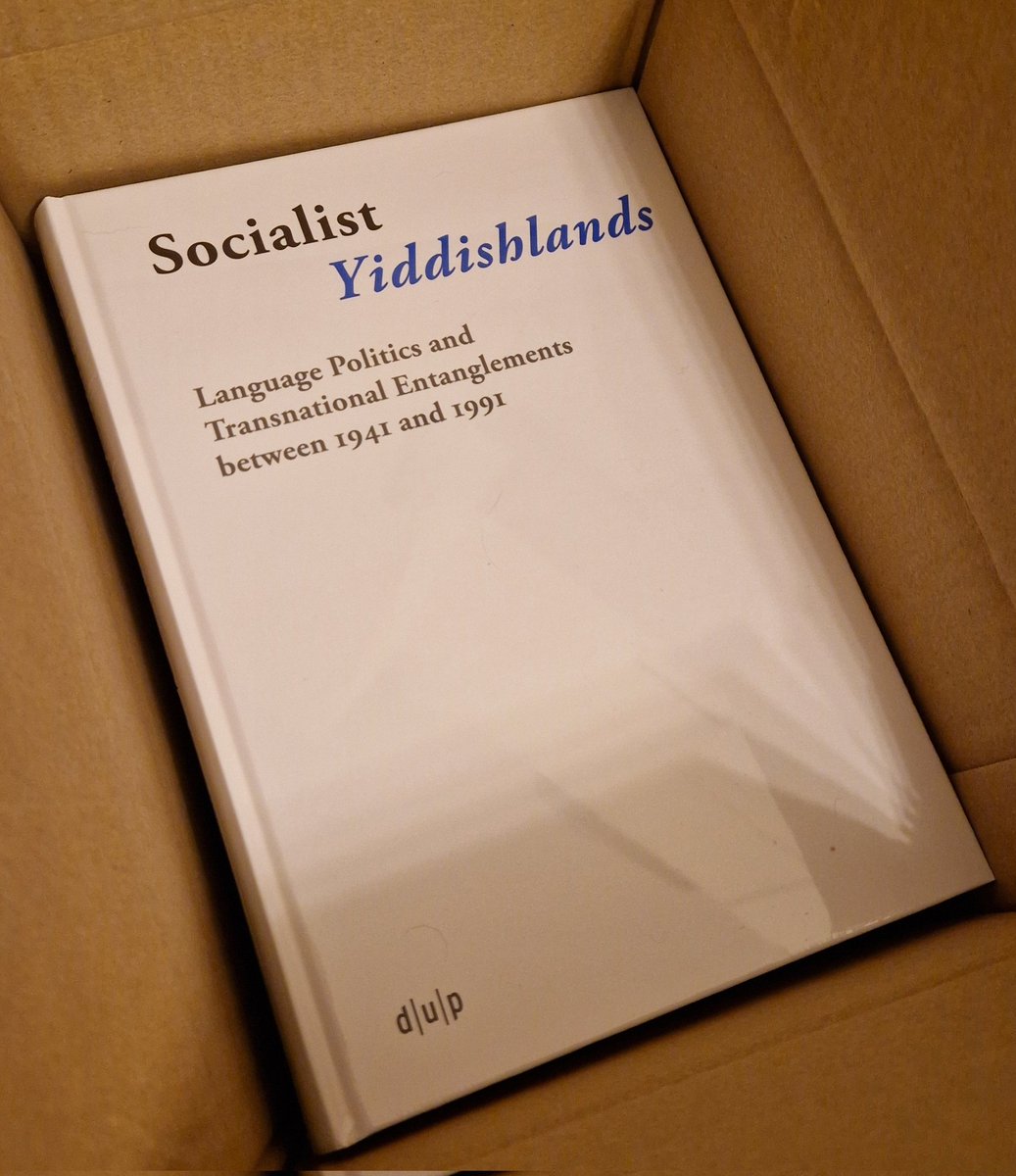 WaltherAlexJena's tweet photo. Endlich da! Unser Band "Socialist Yiddishlands. Language Politics and Transnational Entanglements between 1941 and 1991" (@dg_history) ist da und wird bald an die wunderbaren Autor:innen verteilt. Größter Dank an die beste Mitherausgeberin Miriam Chorley-Schulz ❤️ #yiddish https://t.co/P05dwoLEVp