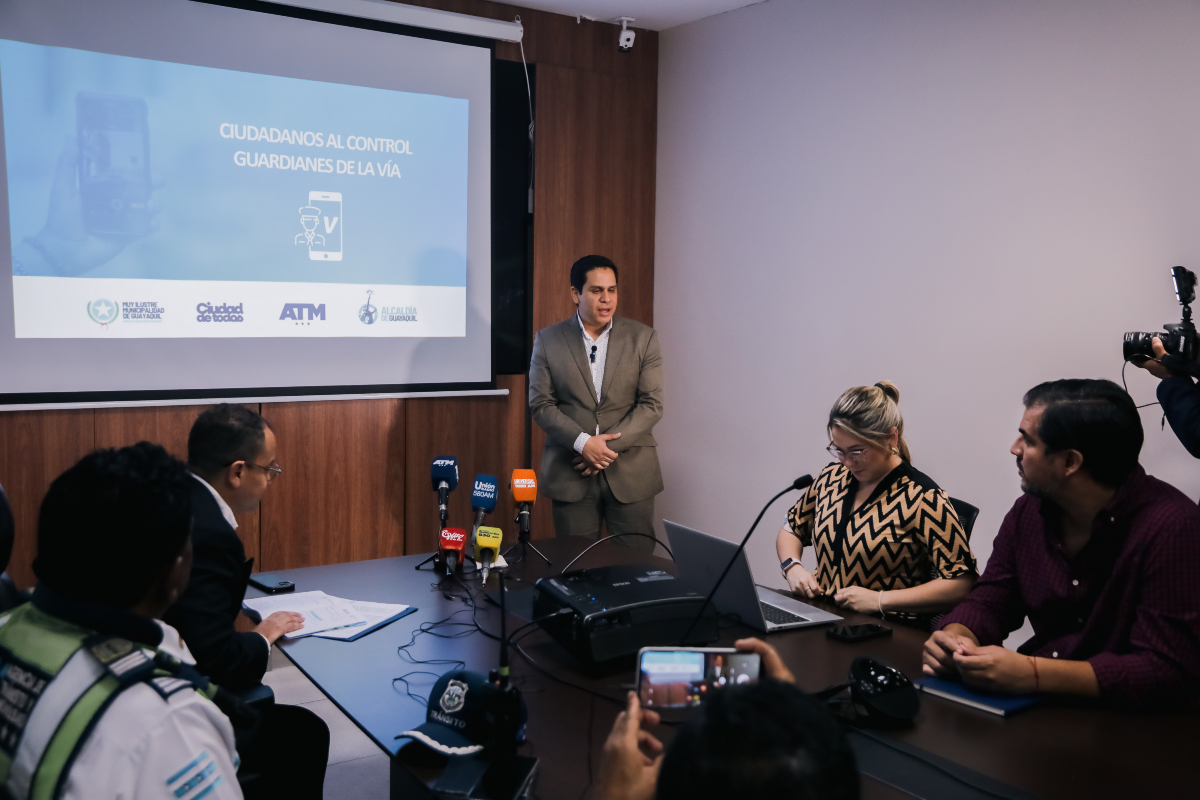ATMGuayaquil's tweet photo. Hoy presentamos el nuevo proyecto ‘Ciudadanos al control, Guardianes de la vía’ que consiste en el uso de una aplicación que permite a los usuarios reportar posibles Infracciones y novedades en el tránsito de la ciudad, en tiempo real, desde sus teléfonos celulares. https://t.co/6X482rrtb7