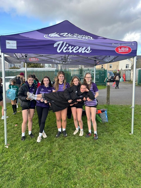 RugbyVixens's tweet photo. A big thank you to @ysgolparcyrhun @YGRhydaman @Dyffrynamanpe Dyfrig and all the boys and girls who took part in the skills session this afternoon. Also thanks to Dyfrig for taking time to go through skills and training with our U14's and U16's tonight. #girlsinrugbyweek https://t.co/ftMxPb37er