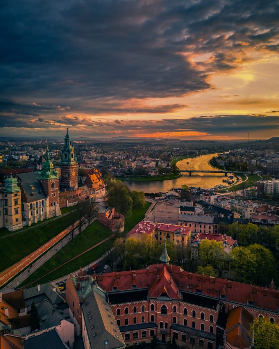 krakow_pl's tweet photo. #Krakow #Dobranoc! 🌙

📸 Adrian Augustyn ᴾʰᵒᵗᵒᵍʳᵃᵖʰʸ

@IMGW_CMM @IMGWmeteo @MeteoprognozaPL @krakow_pl https://t.co/r31afFLRIR