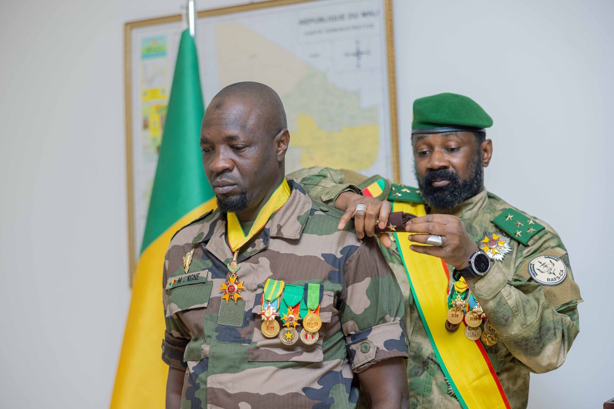 Laccent_'s tweet image. Le Président de la Transition du #Mali 🇲🇱 a procédé à la remise du galon de Modibo KONÉ, Directeur de l’#ANSE, promu Général de Corps d’Armée à titre exceptionnel. 

Source : Présidence de la République