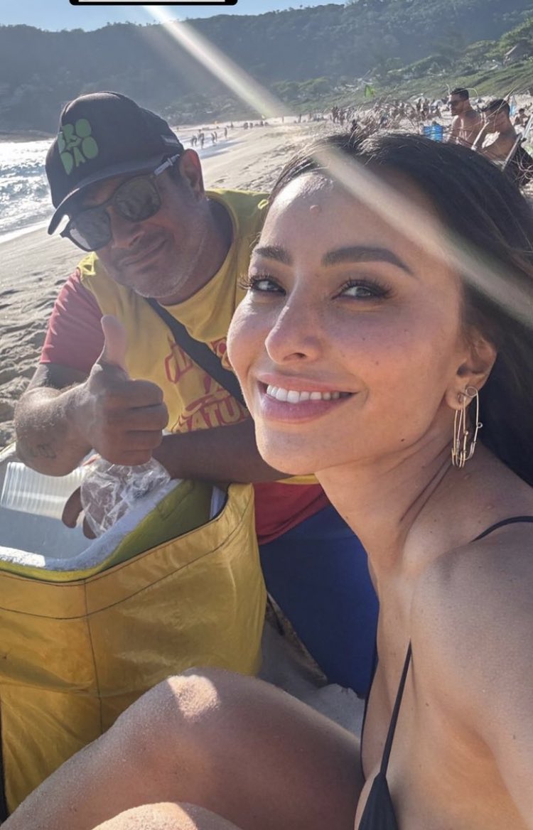 SoudeNiteroi1's tweet photo. Nem a Sabrina Sato resistiu ao famoso e delicioso Sanduba de Itacoatiara! https://t.co/rd9VT9lVIv