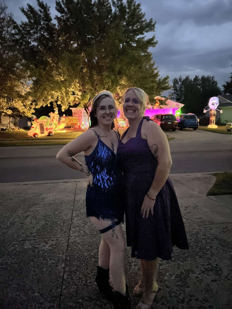 blondy7597's tweet photo. @JimIrsay #FortheShoe My daughter has been talking, thinking and wishing to be at a concert of Taylor Swift! She is by far the biggest Swiftie I have ever known! We went to the movie the night it came out! We dressed up as well, so much fun! She would be so humbled if she won the tickets! https://t.co/OvQQyaClzg