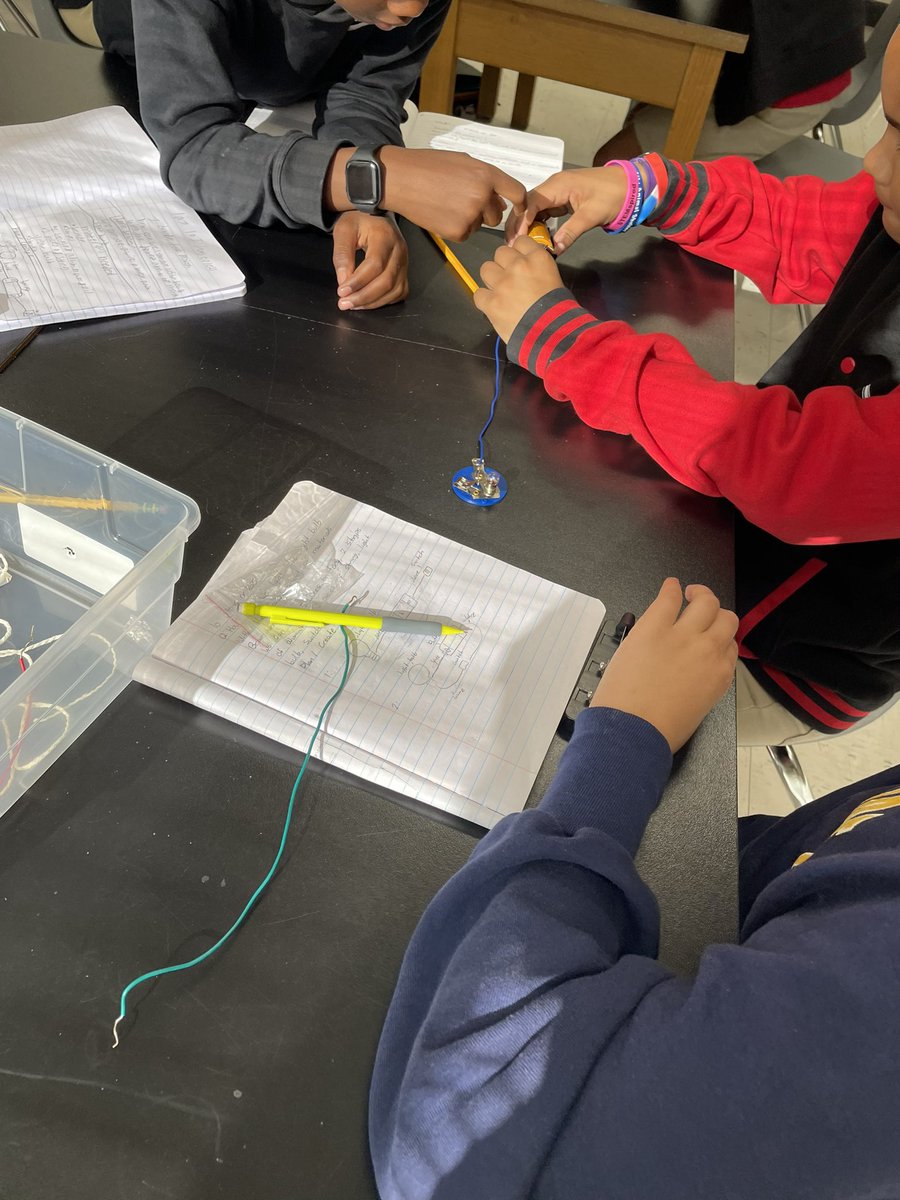 A little activity before content for #LabDay!! Scholars had fun coming up with different ways to create a complete circuit using 10 items or less ❤️🖤🤘🏾 <a href="/CHISDCP/">Collegiate Prep</a>