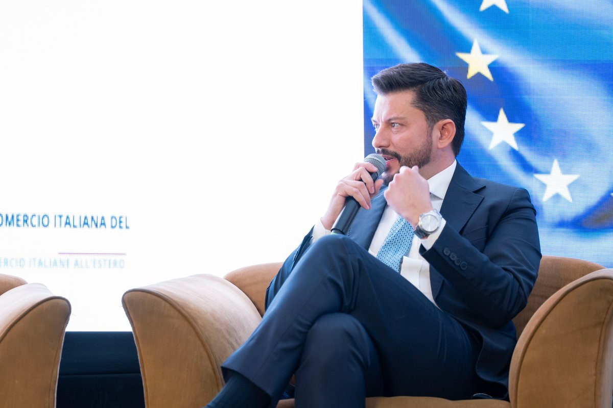ecuaitalia's tweet photo. En el panel “Beneficios y retos de las PyMES en el Comercio Bilateral” interviene @jfbucheli representante de #Autolider Ecuador compartiendo su visión sobre el comercio de importación desde la Unión Europea
@Gabrielacartage @MercedesBenzEC @CeEcuatoriano @BuggattiEcuador @UEenEcuador @DriversEcuador