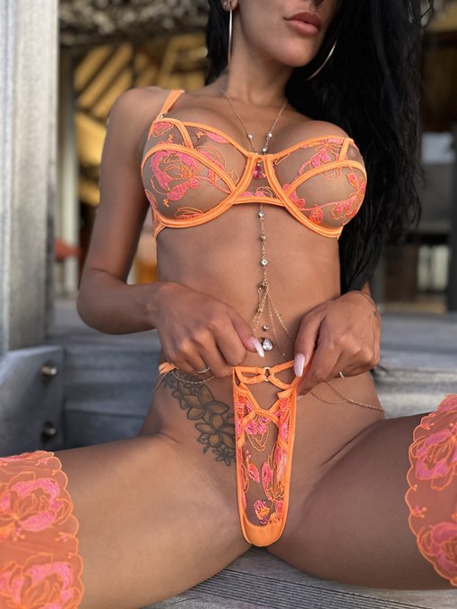 lingerie orange, pour ou contre ? 

#RT si tu trouves que ca me va bien ! https://t.co/62tMucKEQW