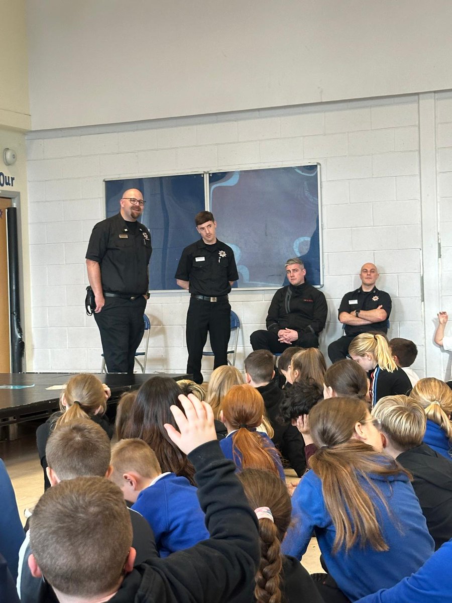 PirieParkPS's tweet image. P1-P5 pupils also learned about fire safety in the build up to Halloween 🎃 and Bonfire night 💥 #StopDropAndRoll 👍 P6 and P7 had a visit from the Govan Fire and Rescue Services 🚒👨‍🚒 who spoke about using fireworks appropriately and safely 👏 #FireworksCode 🎆 

 @fire_scot