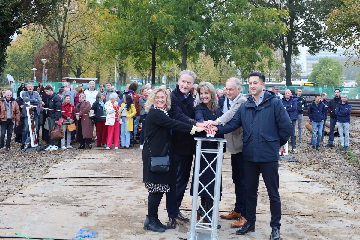 Bouw nieuwe woonzorglocatie gestart!
A’dam Oost krijgt een locatie met zorgstudio’s voor 24-uurszorg en een extra vleugel met appartementen voor zelfstandig wonen i.c.m. Verpleegzorg Thuis. Daar waar Amsteldorp begint staat in 2026 een gebouw waar je prettig oud kunt worden.