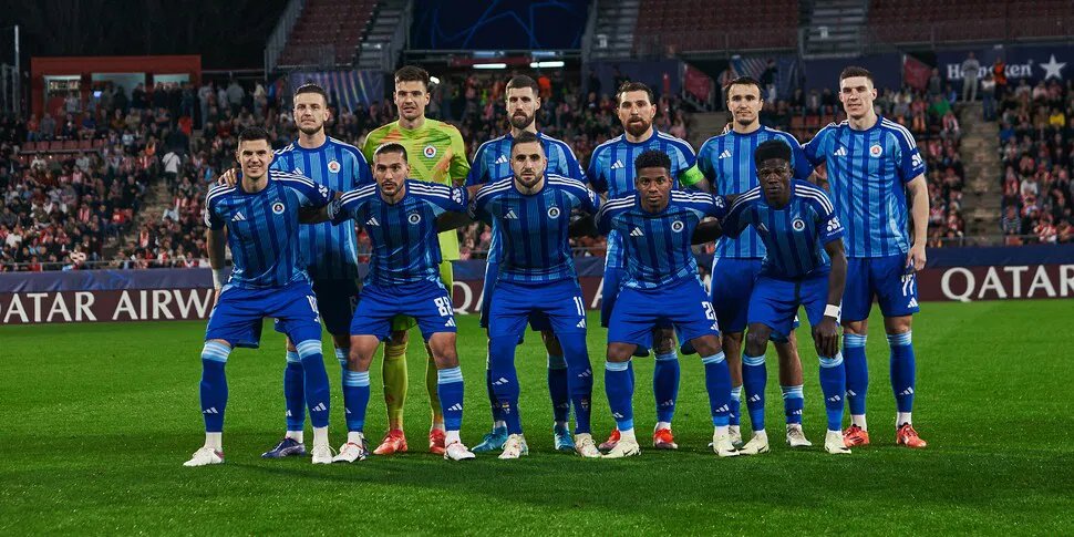 svetdresov's tweet photo. SLOVAN má za sebou v hlavnej fáze Ligy majstrov prvý zápas v modrých dresoch. Na body to žiaľ opäť nestačilo, prehra však bola miernejšia. Belasí taktiež kvôli španielskym obmedzeniam prvýkrát nastúpili bez loga partnera Niké.
 
#dresy #adidas #skslovan #ligamajstrov https://t.co/wLYBoH2oYp