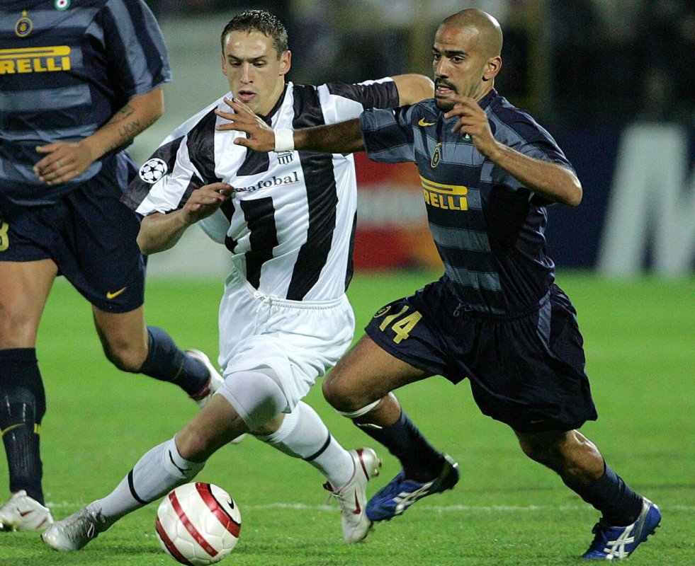 svetdresov's tweet photo. Slovan tak v oblečení napodobnil ďalší bratislavský klub. V ročníku 2005/06 aj Artmedia odohrala každý z troch úvodných stretnutí hlavnej fázy v iných dresoch: doma proti Interu v pruhovaných, vonku v Porte v zelených a v Glasgowe v bielych. 

#dresy #puma #artmedia #ligamajstrov https://t.co/vRa33yQGo8