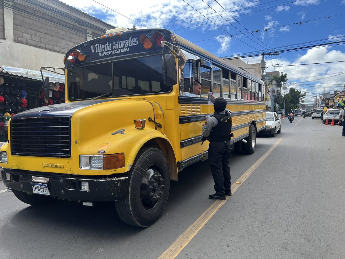 DNSTUHonduras's tweet photo. #TransporteSeguro 

DSTU lleva a cabo operativos de prevención y campañas de socialización

Estos trabajos se llevaron a cabo en el sector de Comayagüela en donde se estuvo explicando a  los procesos correspondientes para interponer una denuncia a través de los canales adecuados. https://t.co/9CzCoCZacO