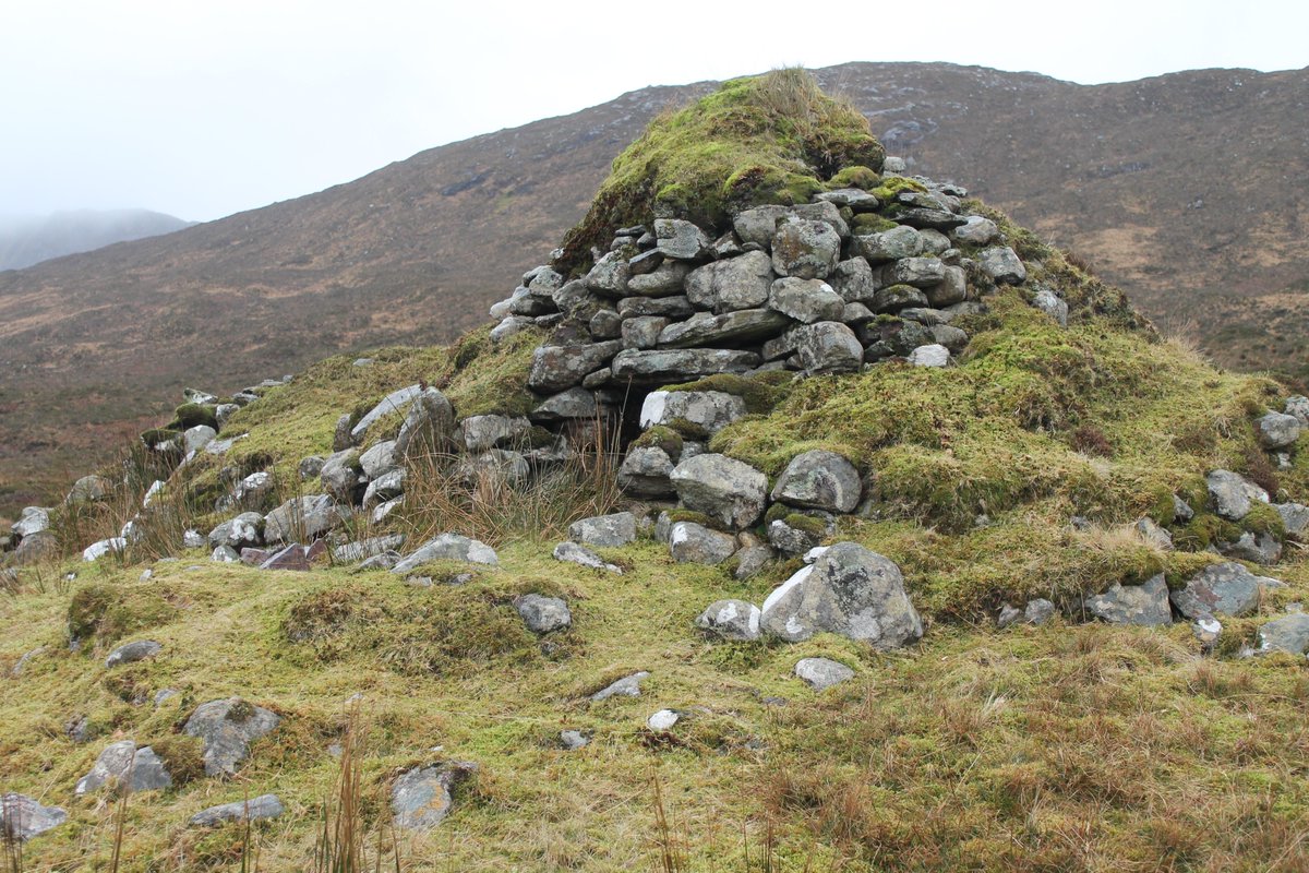 Here's a fine new blog post by Cathy Dagg on bothan - the rounded beehive like sheiling structures found on Harris and Lewis in the Western Isles, which seem very different to their counterparts on the mainland. nosasblog.wordpress.com/2024/10/23/bot…