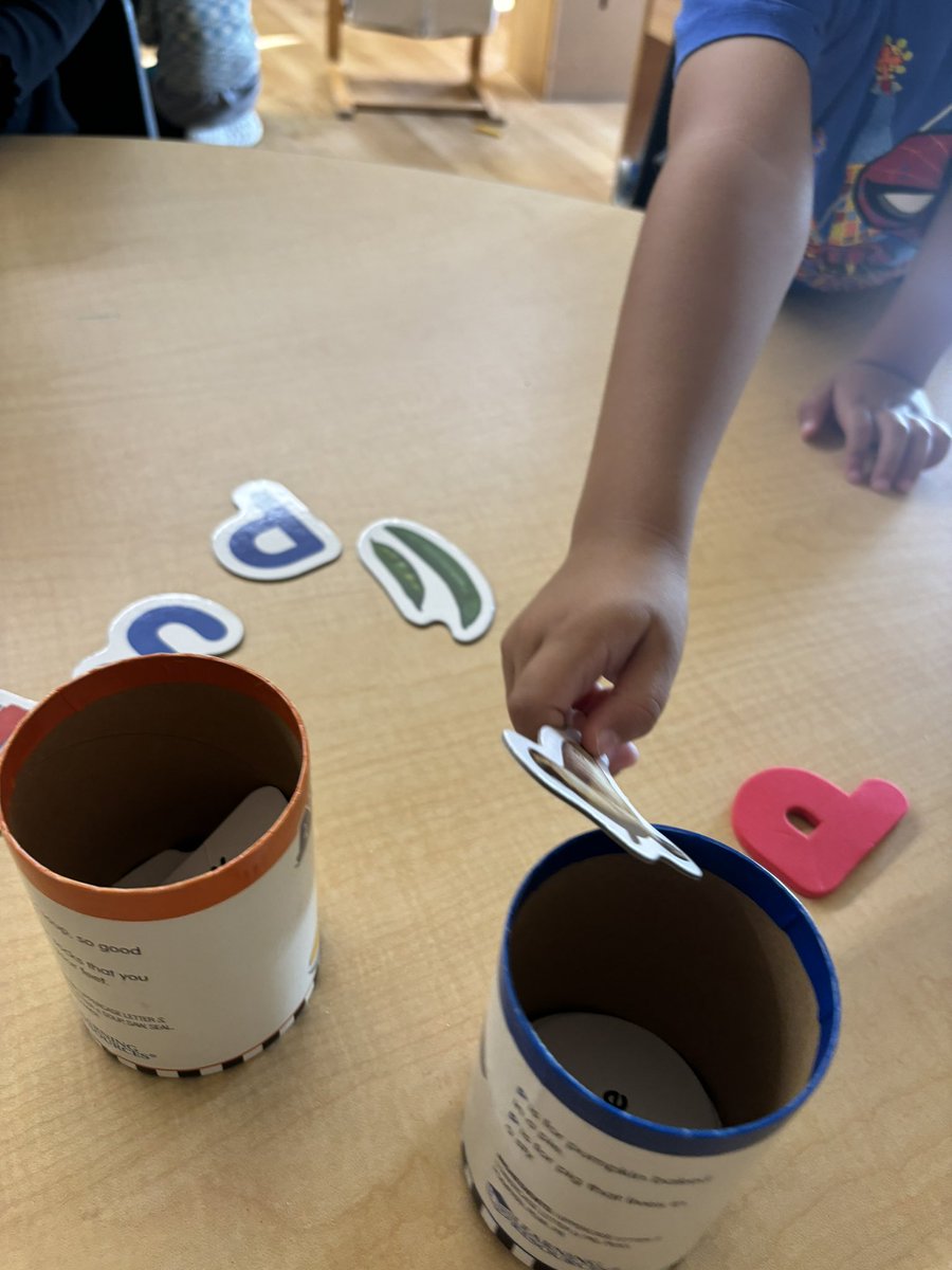 mcleankinders's tweet photo. Our kinder friends love getting called to the “teacher table”!
#intialsound #soundsorting
#phonemicawareness #smallgroups #fdk https://t.co/ocTFSczx9x