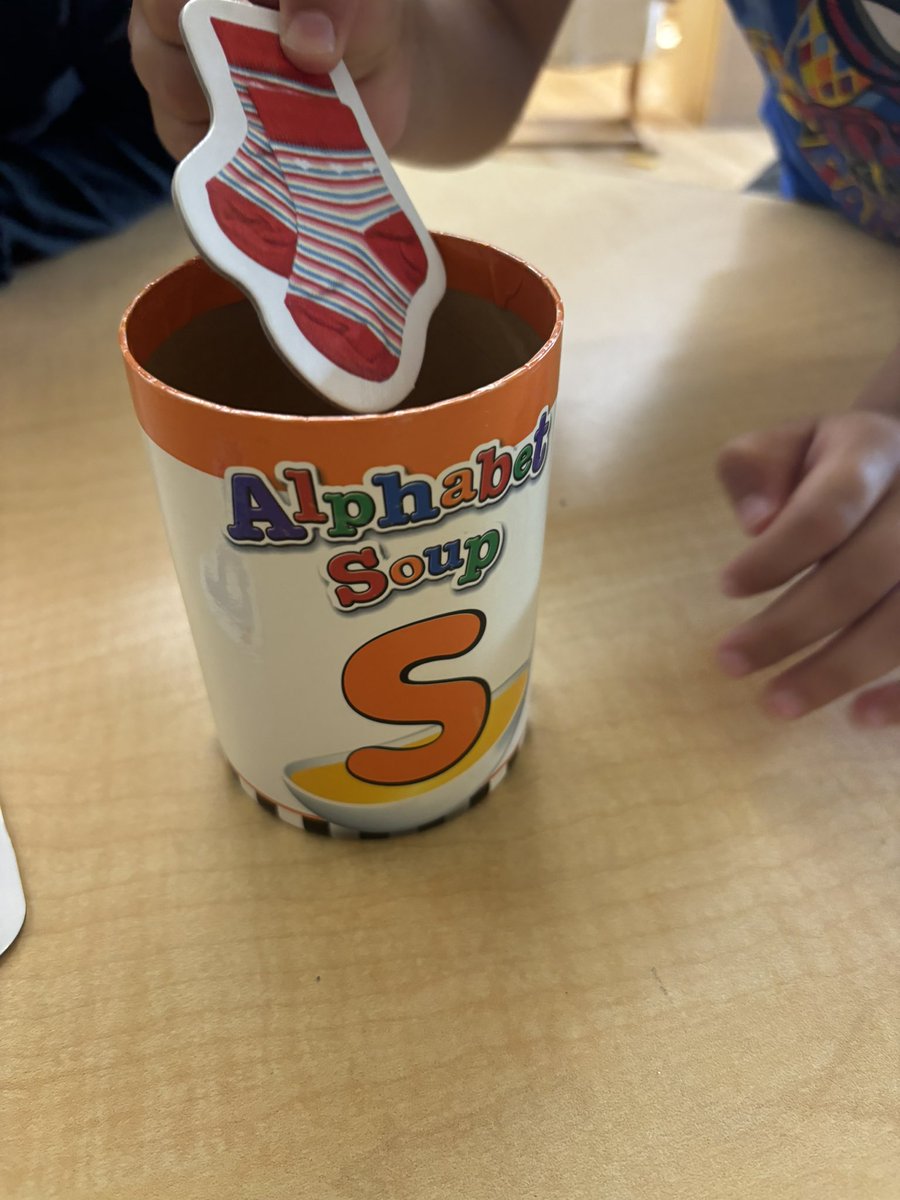 mcleankinders's tweet photo. Our kinder friends love getting called to the “teacher table”!
#intialsound #soundsorting
#phonemicawareness #smallgroups #fdk https://t.co/ocTFSczx9x