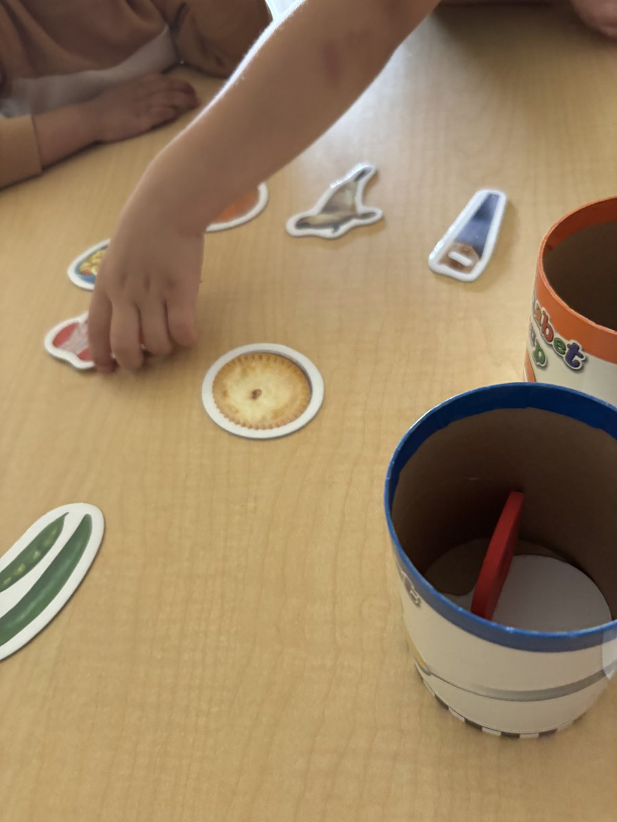 mcleankinders's tweet photo. Our kinder friends love getting called to the “teacher table”!
#intialsound #soundsorting
#phonemicawareness #smallgroups #fdk https://t.co/ocTFSczx9x