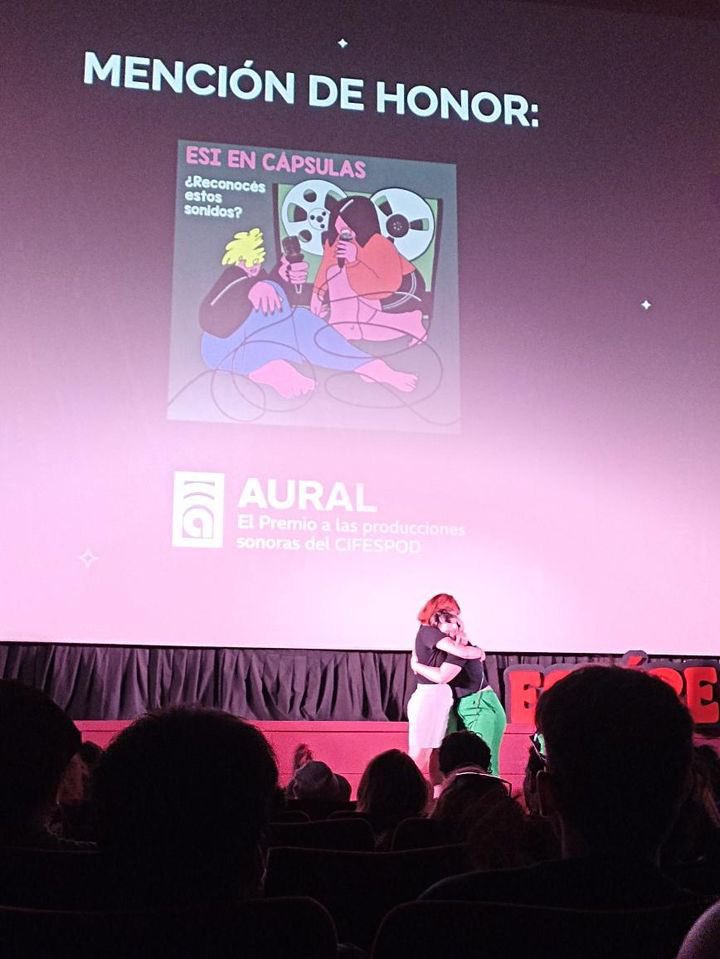 maschiomar's tweet photo. ¡Mención de honor para ESI en cápsulas! 🙌🤩

Este reconocimiento llegó en los Premios Aural del @EstereoFestival por el trabajo de producción, edición, el uso del material de archivo y recursos sonoros. También estuvimos en los talleres, paneles y shows en vivo. https://t.co/TLOJc0OlSy