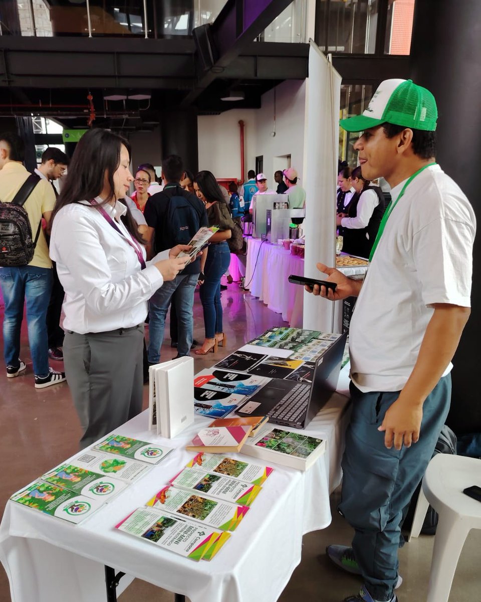p_cyrilo's tweet photo. 🌍💚 ¡Camilos por el planeta en la COP 16! 🌱

R. Camilos, presenta sus proyectos ambientales en la COP 16, incluyendo el Ecoparque del Suroccidente de Barranquilla, 🌿
¡Estamos comprometidos con un futuro más verde y saludable para todos! 🙌🌎

#COP16 #EcoparqueBarranquilla https://t.co/qUP0lx3nia