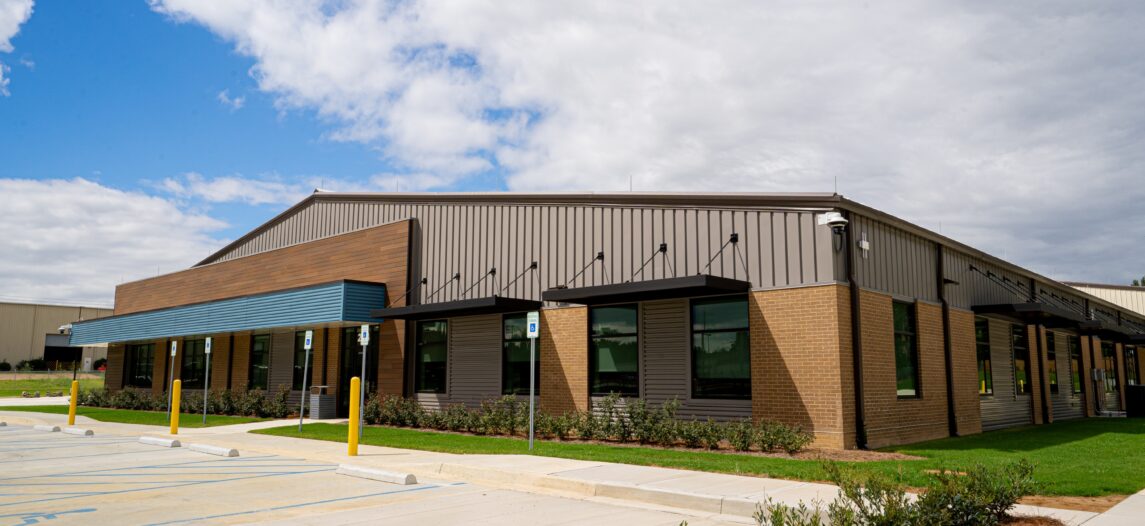We're continuing to expand our work in Mississippi! Check out the new office and warehouse for CenterPoint Energy in Pearl. The facility seamlessly merges modern administrative offices with nearly 17,000sf of storage space and vehicle bays across 9 acres. allenhoshall.com/portfolio/cent…