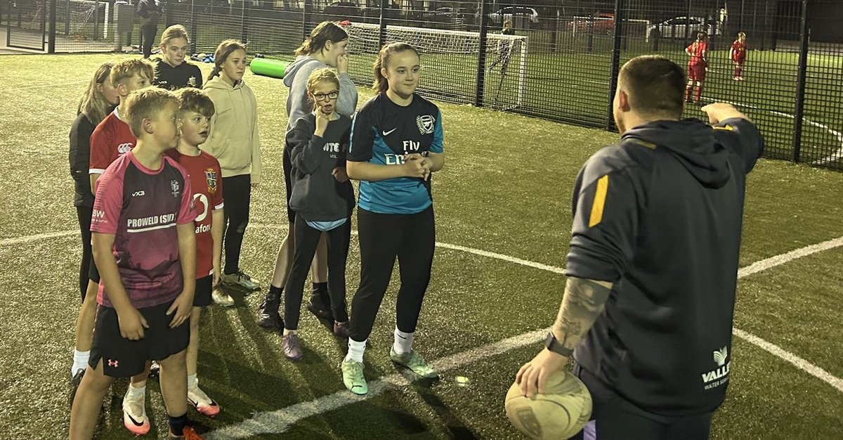 DRA_Community's tweet photo. Another top Give Rugby A Try session with @BGYouthService at Ebbw Vale tonight led by @Jsewell06
A great mix of boys and girls working on their skills together.
We’re back Friday at Abertillery Sports Centre 7.30pm
@dragonsrfc
#dragonsfamily #community #partners #offthestreet https://t.co/01sxccZ7mp