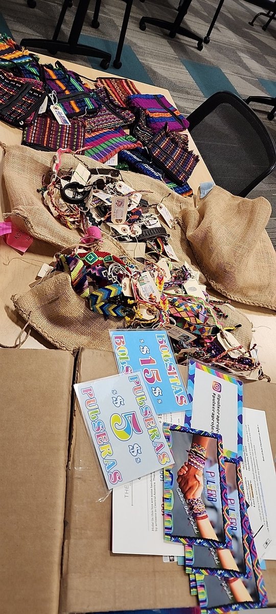OdsSrawh's tweet photo. Padres y estudiantes..  the pulseras y bolsitas are baccckkk!!!  @AlumniOakhill @MaggieMNewhouse @OakhillDay @PulseraProject https://t.co/Q50WVPsw0L