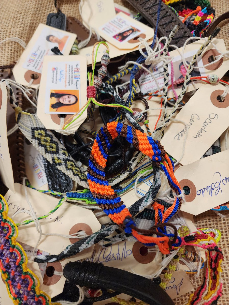 OdsSrawh's tweet photo. Padres y estudiantes..  the pulseras y bolsitas are baccckkk!!!  @AlumniOakhill @MaggieMNewhouse @OakhillDay @PulseraProject https://t.co/Q50WVPsw0L