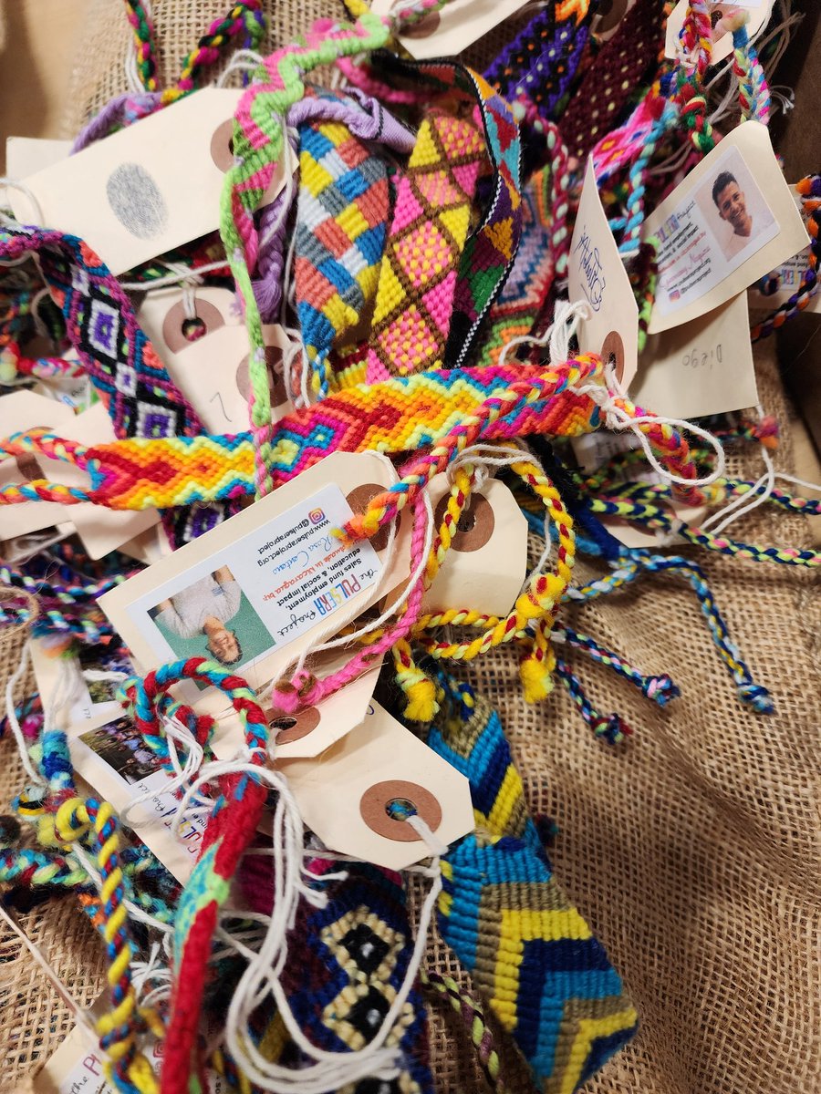 OdsSrawh's tweet photo. Padres y estudiantes..  the pulseras y bolsitas are baccckkk!!!  @AlumniOakhill @MaggieMNewhouse @OakhillDay @PulseraProject https://t.co/Q50WVPsw0L