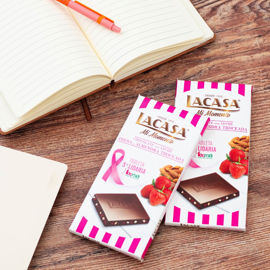 Todo el beneficio de la nueva tableta Lacasa Mi Momento de chocolate con leche, fresa y almendra irá destinado a la investigación del Cáncer de Mama @fecma_ UNA TABLETA, UNA DONACIÓN #LacasaSolidaria