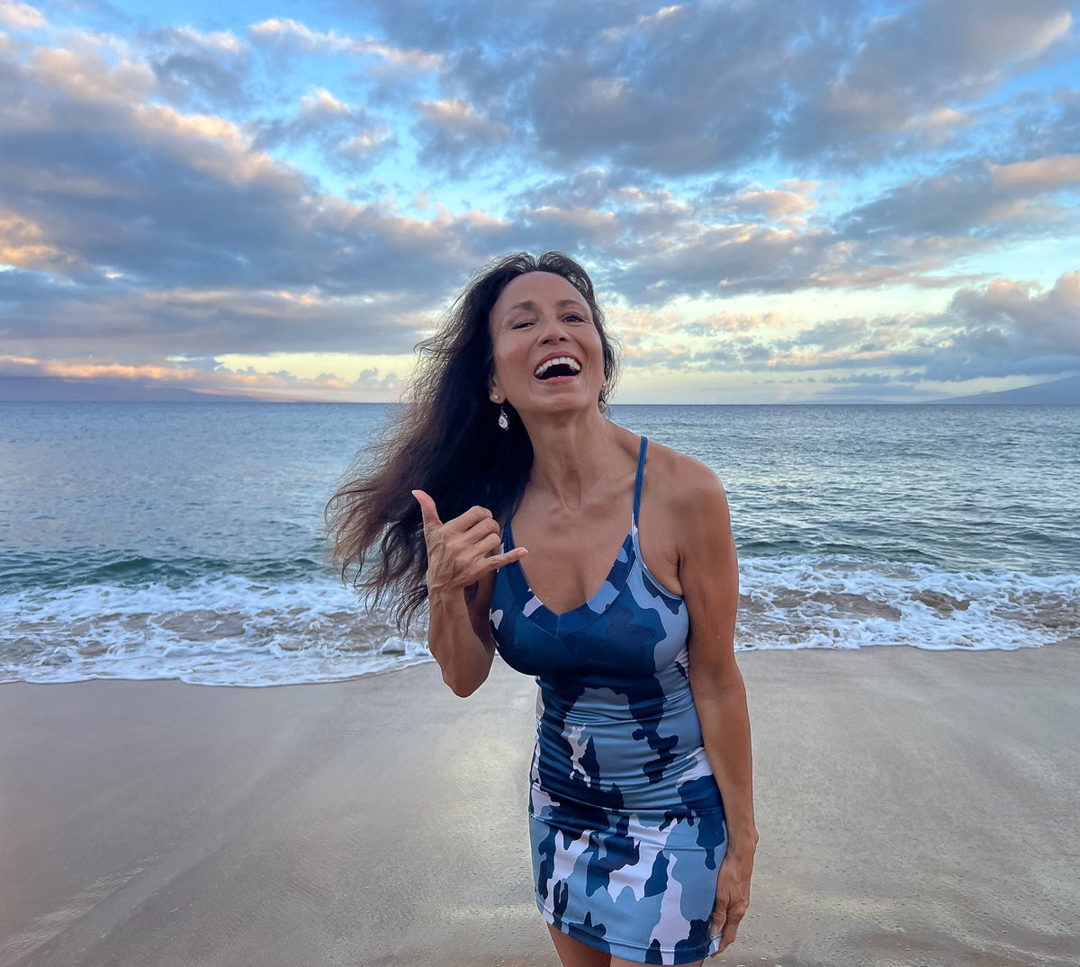 ToriEldridge's tweet photo. Feeling the happy #Hawaiian #shaka vibe as I get ready for the #coverreveal for KAUA‘I STORM! 🤙🏾🌴🥳
@AMZPubCompany @SuspenseSiren @seymouragency #authorlife #hawaiianstyle #aapiauthor https://t.co/eXqHgF4kS4