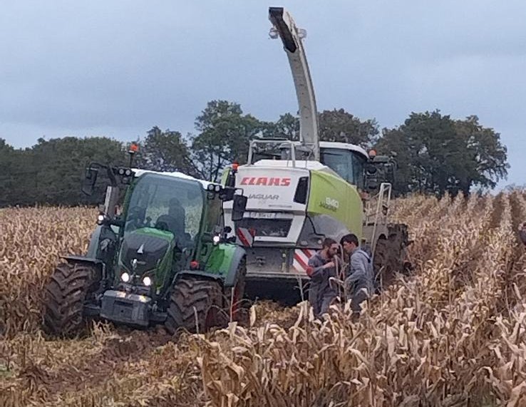 fdsea53's tweet photo. [#Syndical] Face aux excès d'💧 et difficultés rencontrées par les @Agri_53, @fdsea53 et @JEUNESAGRI53 se mobilisent auprès de @Prefet53 pour avoir de nouvelles dérogations au 🗓 d’épandage d'effluents et à la couverture hivernale des sols. A suivre... #élevage @FRSEA_PDL @FNSEA https://t.co/aZW3NzFyIK