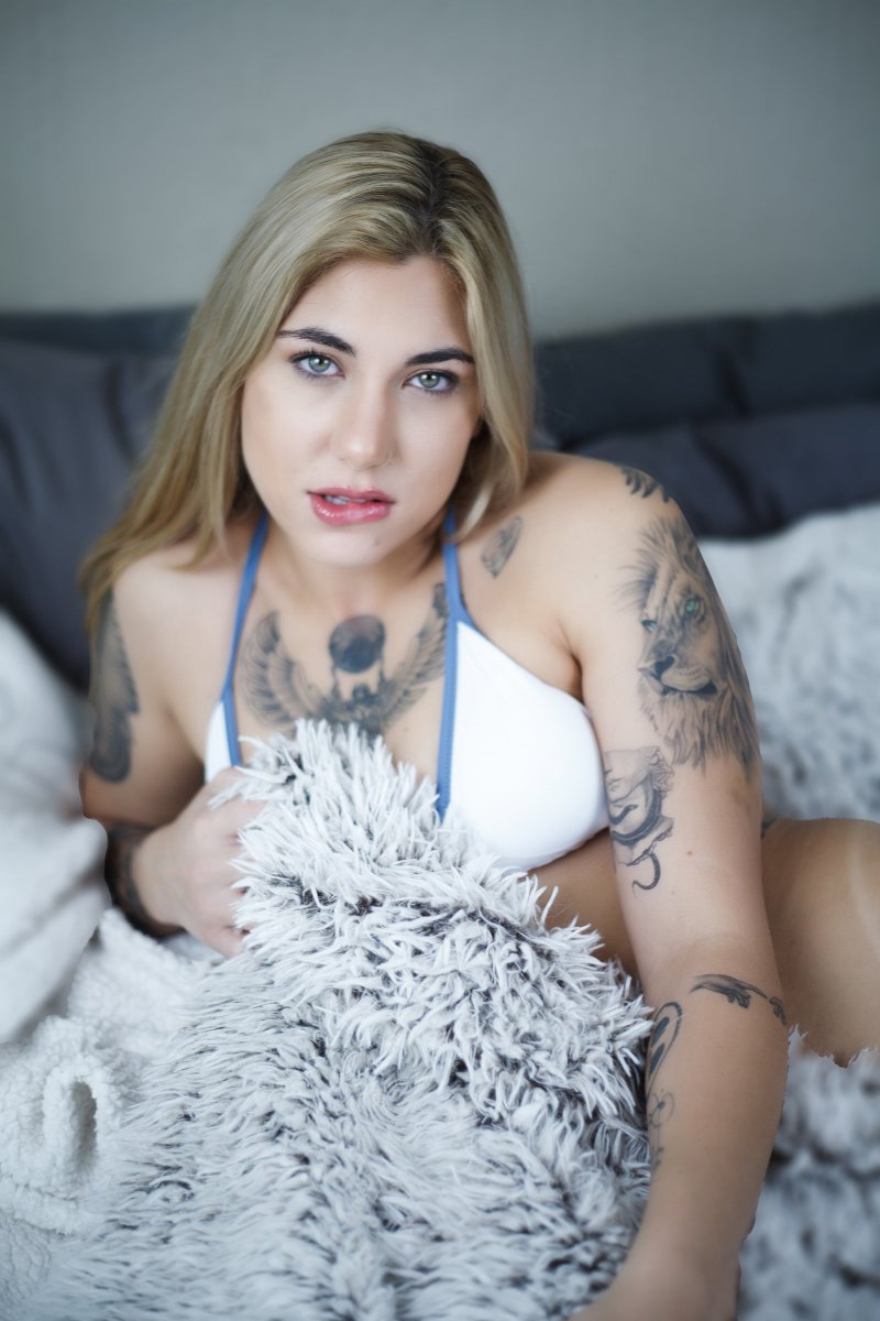 AlphaGeekOF's tweet photo. Like and RT and I'll send you a titty pic 🍒😉 https://t.co/U5DSInSleA