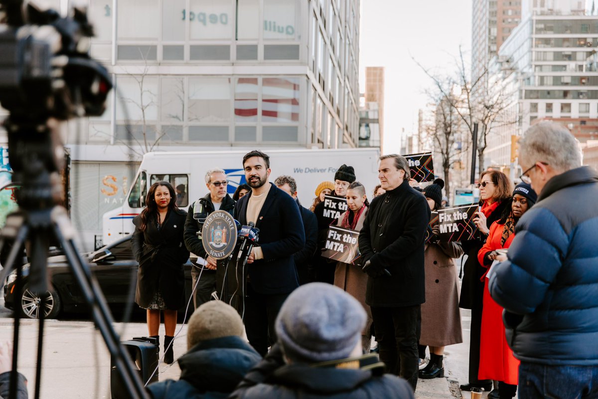 nycDSA's tweet image. 🚨A DEMOCRATIC SOCIALIST IS RUNNING FOR NYC MAYOR! 🚨
We’re thrilled to officially endorse Queens Assemblymember and Socialist in Office, Zohran Kwame Mamdani, for NYC Mayor.
🌟Donate: zohranfornyc.com/donate