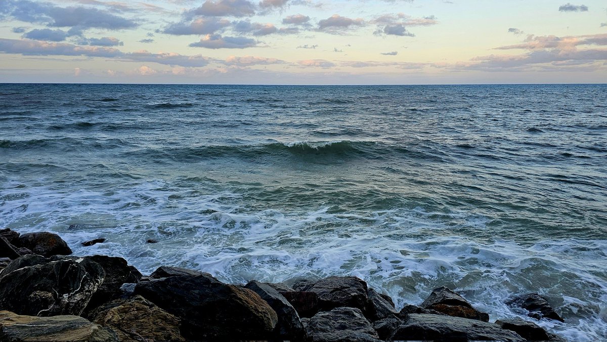 ShutterbytesMH's tweet photo. High tide and surging waves at my favourite #Glenelg cafe this morning.
#coast 
#southaustralia 
#morning 
#ocean https://t.co/keRql5ysOc