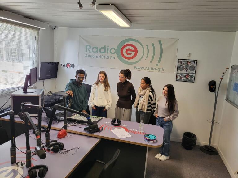 #TousMobilises|📢Enregistrement Pitch Radio pour Eva, Camille et Jade, 3⃣ jeunes accompagnées par France Travail dans leurs recherches d'emploi🔆
✅S'entrainer à se présenter aux employeurs avec les techniques de la Radio🎤 <a href="/RadioG/">Radio Web Gongogi</a>!
#CVAudio 
radio-g.fr/internet/index…