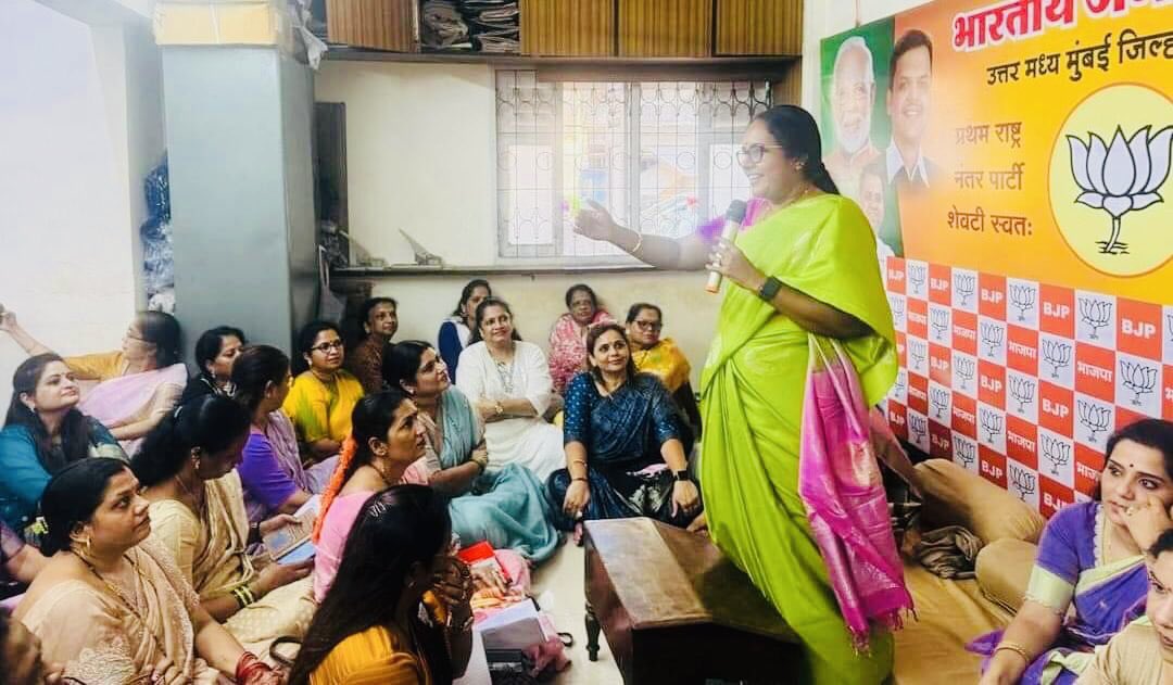 Menakab's tweet photo. “आज, 23/10/24 को महिला मोर्चा की राष्ट्रीय अध्यक्ष श्रीमती @VanathiBJP जी ने आगामी महाराष्ट्र चुनावों के लिए रणनीति बनाने के लिए मुंबई के जिल्हाअध्यक्ष और प्रमुख पदाधिकारियों के साथ बैठक की, जिसमें राज्य के भविष्य को आकार देने में महिलाओं की महत्वपूर्ण भूमिका पर जोर दिया गया।" https://t.co/UjTnVMmkee