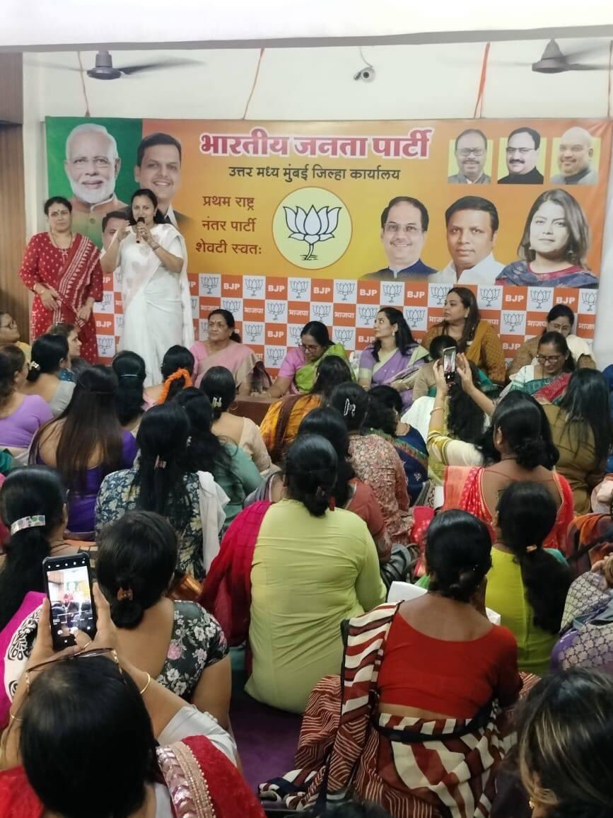 Menakab's tweet photo. Also present were @AshwiniML2 @MayaNaroliya @ShalakaSalviBJP @MrsGandhi @MadhaviBhuta @Ushavajpayee @sheetalgambhir2 @MhatreViru @AshataiMarathe https://t.co/93OvlILADy